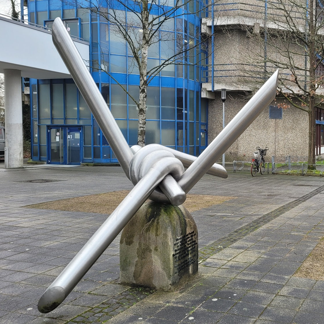 Skulptur "Stacheldraht" vor der Oldenburger Carl-von-Ossietzky-Universität