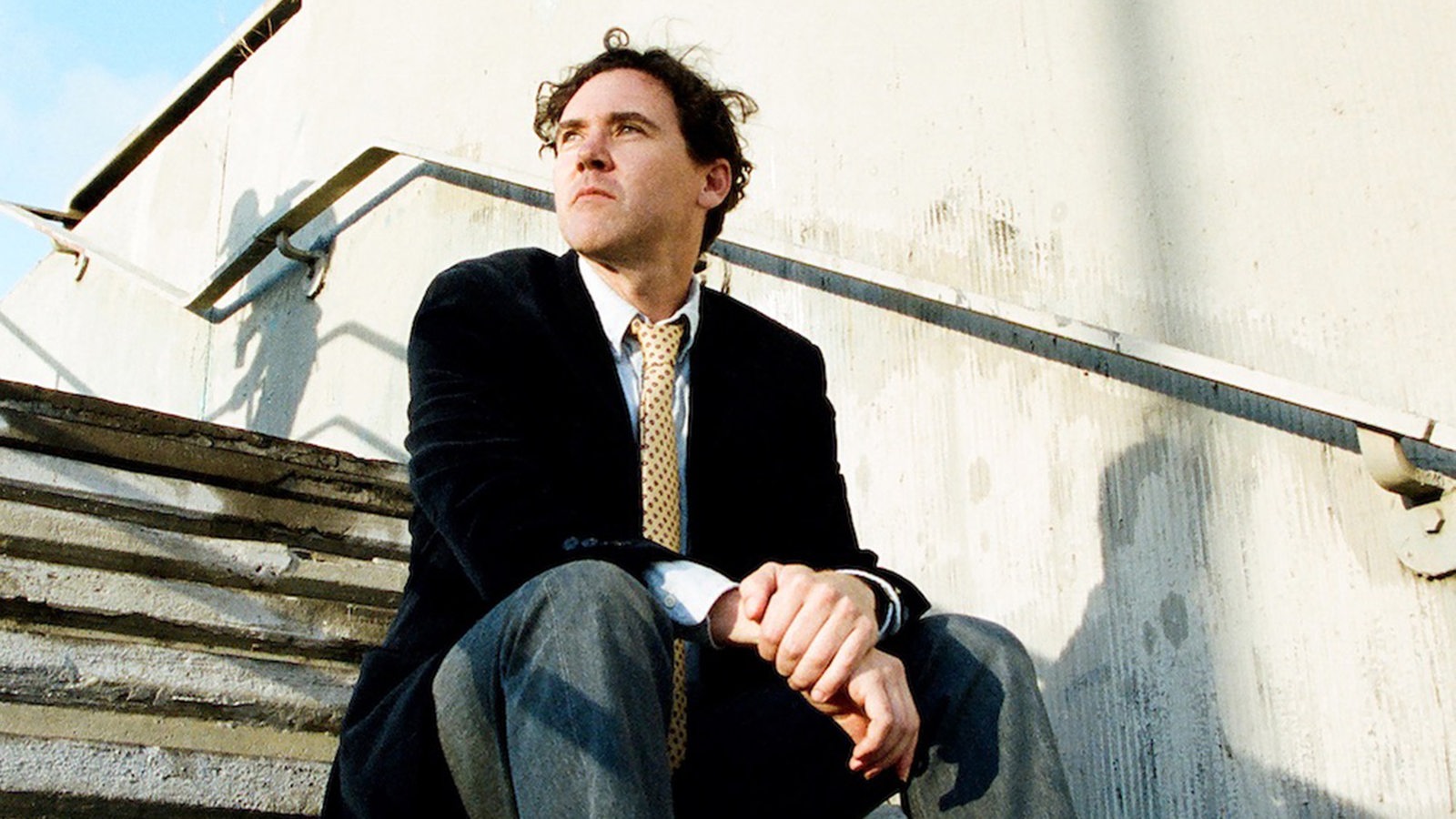 Musiker Cass McCombs sitzt auf einer Treppe