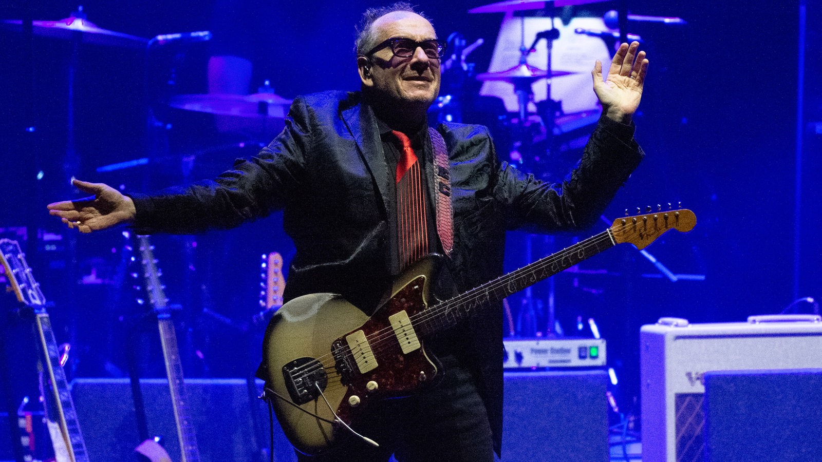 Elvis Costello live auf der Bühne in London 2020