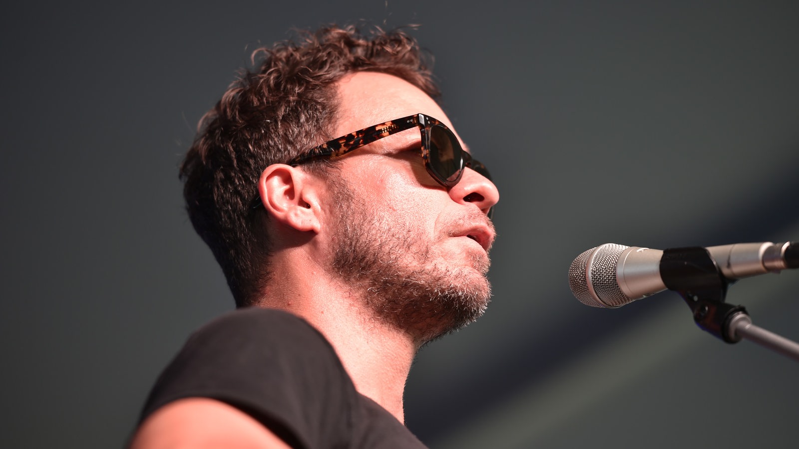 Der Musiker Amos Lee 2018 mit Sonnenbrille auf der Bühne in Williamsburg, USA