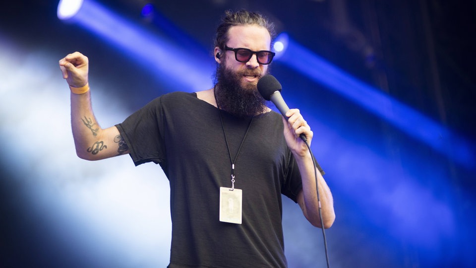 Der Musiker Father John Misty auf der Bühne