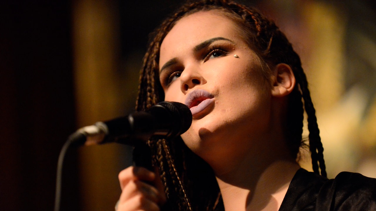Ina Forsman singt auf der Bühne, 2017 in Isernhagen
