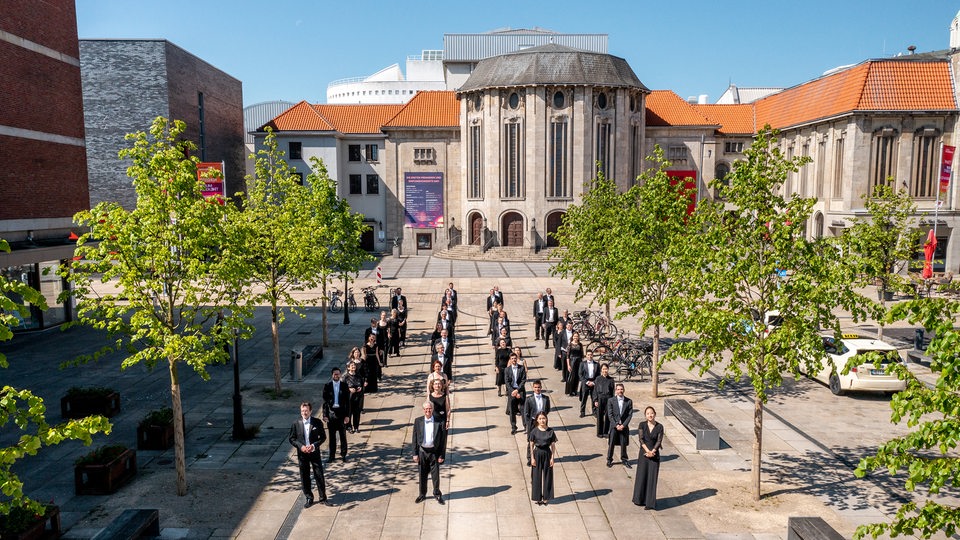 Das Philharmonische Orchester Bremerhaven vor dem Stadttheater Bremerhaven
