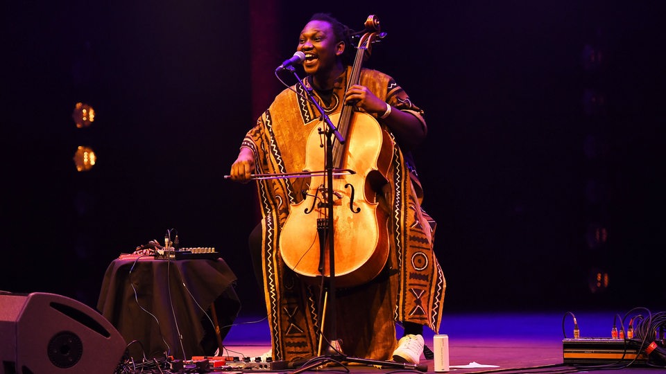 Abel Selaocoe mit Cello auf der Bühne