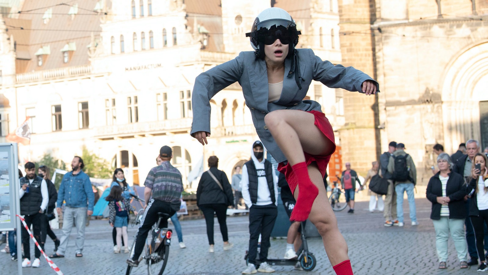 Eine Tänzerin mit Fliegerhelm auf einem Podest auf dem Bremer Marktplatz (Archivbild)