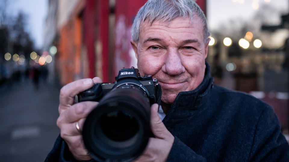 Der Berliner Fotojournalist Daniel Biskup, aufgenommen in Kreuzberg.