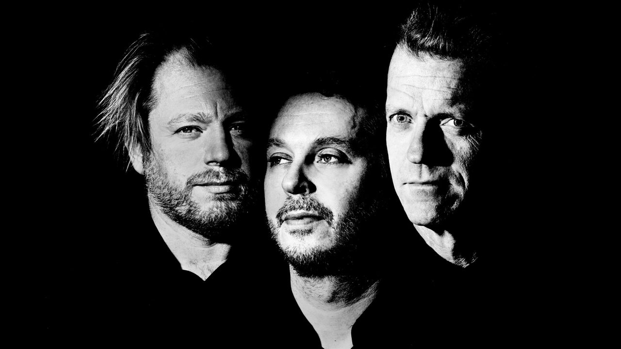 Gesichter der Mitglieder des "Daniel Karlsson Trio" auf einem schwarzen Hintergrund