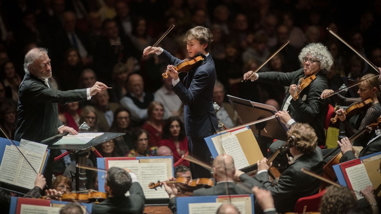 Violinist Daniel Lozakovich während einer Aufführung