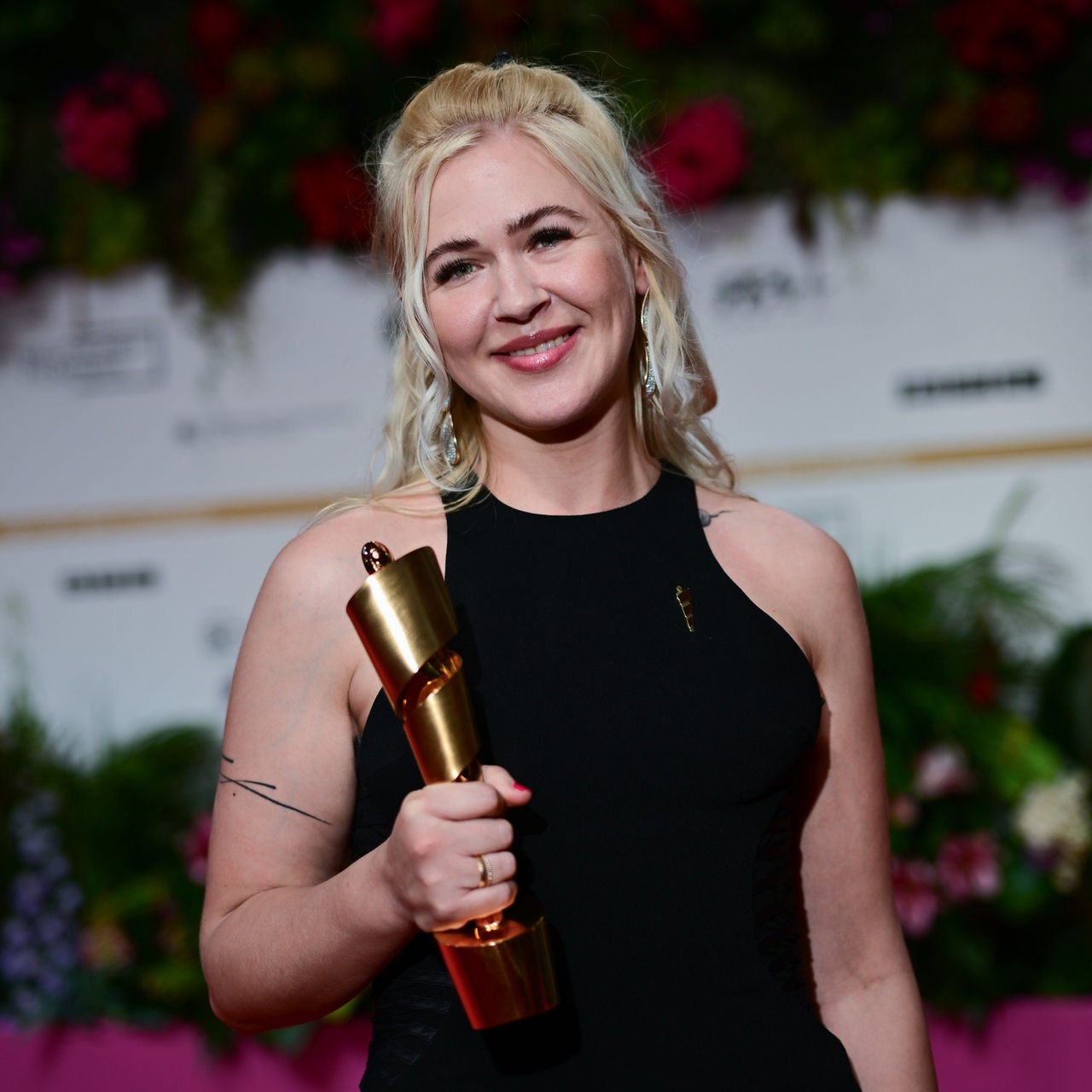 Dascha Dauenhauer, Filmkomponistin, hält während der 75. Verleihung des Deutschen Filmpreises in Berlin im Theater am Potsdamer Platz