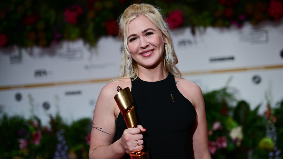 Dascha Dauenhauer, Filmkomponistin, hält während der 75. Verleihung des Deutschen Filmpreises in Berlin im Theater am Potsdamer Platz