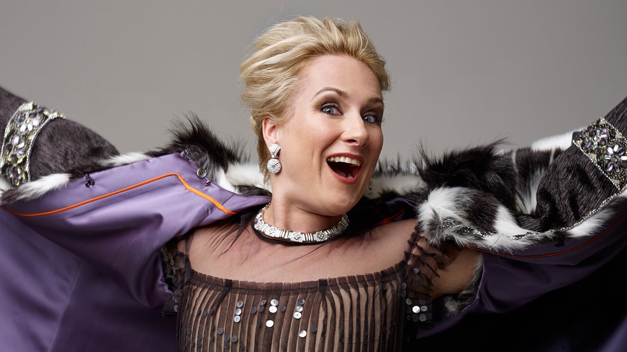 Die Opernsängerin Diana Damrau festlich kostümiert