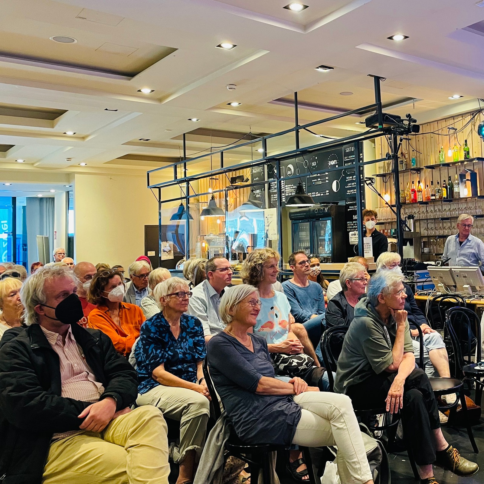 Publikum von vorne beim Bremen-Zwei-Sommergast Doris Dörrie