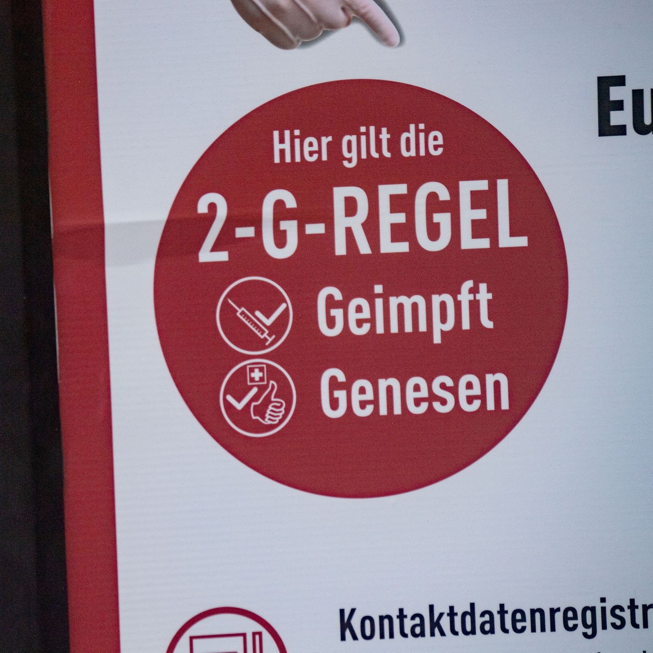 Ein Schild dem Hinweis «Hier gilt die 2G-Regel» steht vor dem Eingang zum Weihnachtsmarkt im Rathauskeller.