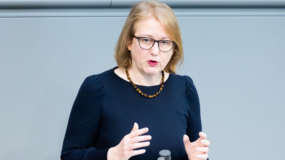 Die Grünen-Finanzpolitikerin Lisa Paus soll neue Bundesfamilienministerin werden. Das wurde der Deutschen Presse-Agentur am Donnerstag aus Parteikreisen bestätigt. Zuvor hatten mehrere andere Medien darüber berichtet.