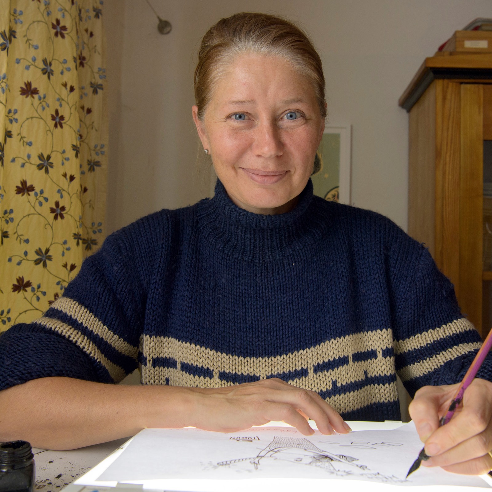 Kat Menschik, Illustratorin und Zeichnerin, zeichnet in ihrem Büro auf einem Leuchttisch