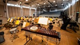 Musikinstrumente stehen auf einer Bühne vor leeren Publikumsrängen im Bremer Tabakquartier.