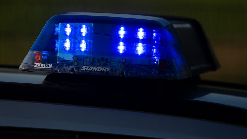 Das Blaulicht eines Polizeiautos blinkt. (Symbolbild)