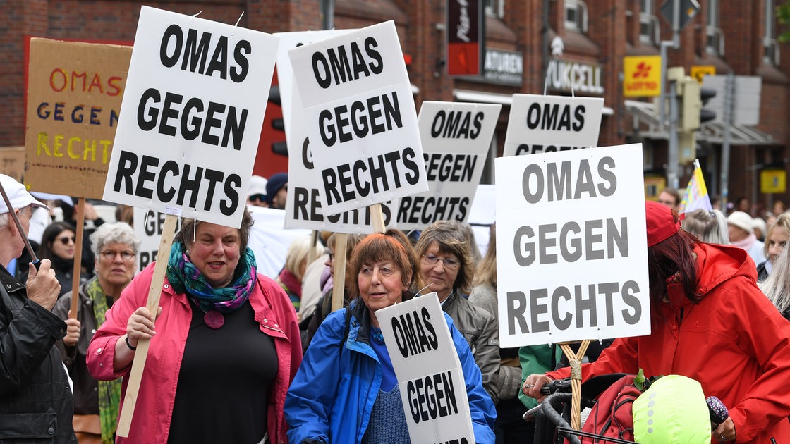 «Omas gegen Rechts» steht bei einer Demonstration gegen Rassismus und Rechtspopulismus, einen Tag vor der Bürgerschaftswahl auf Transparenten.