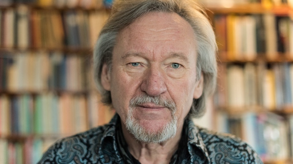 Schriftsteller Klaus Theweleit sitzt in seinem Arbeitszimmer.