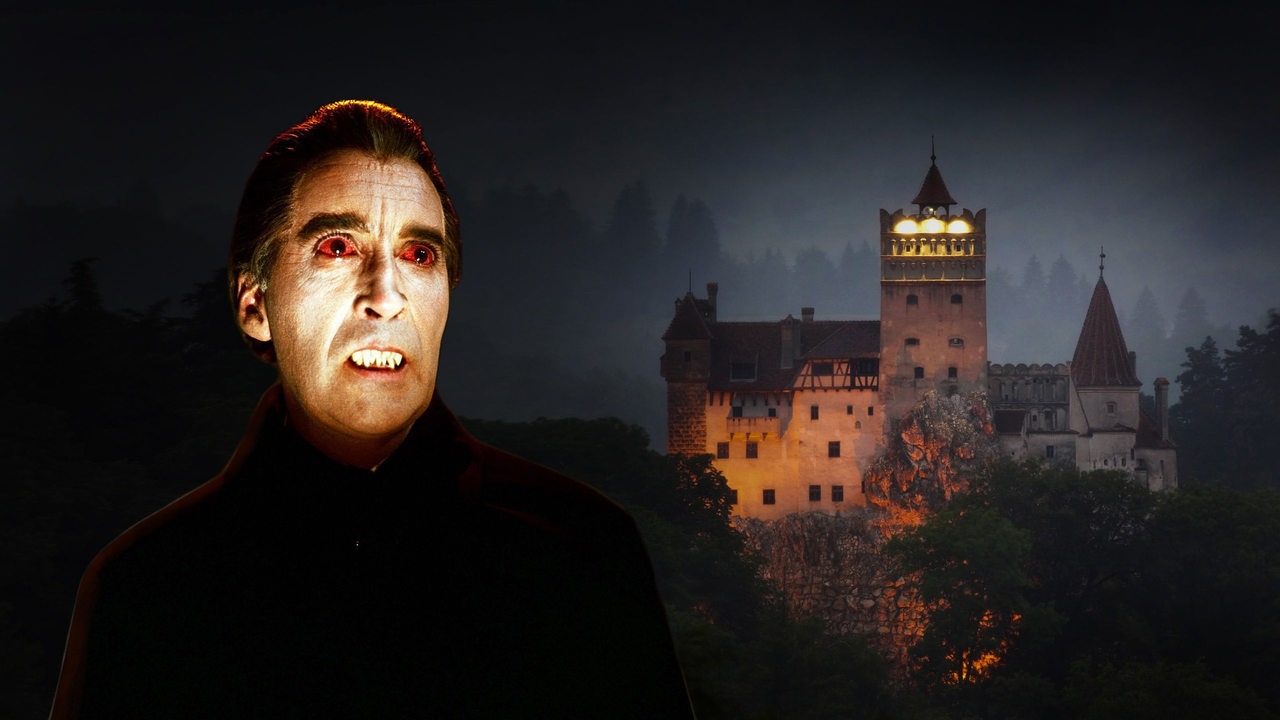 Christopher Lee als Dracula vor dem Bran-Castle in Transilvanien, Rumänien.