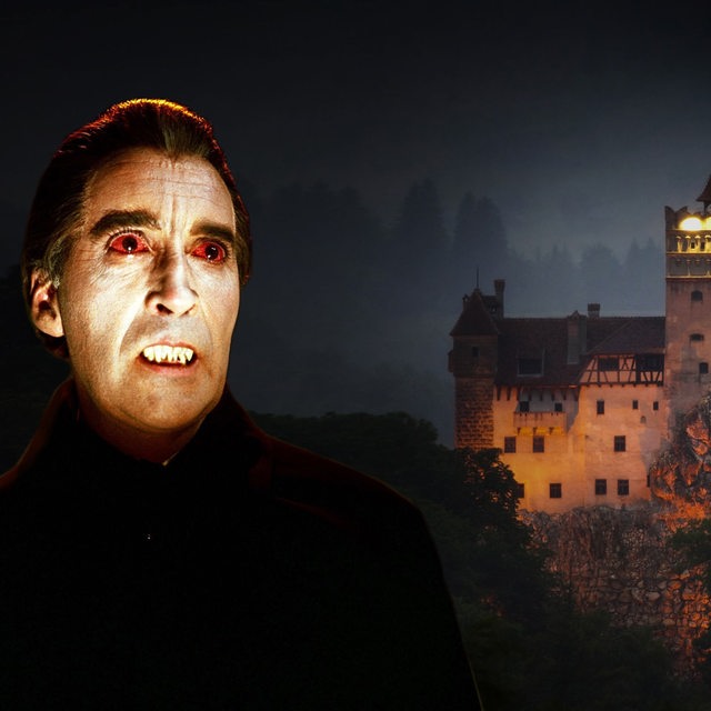 Christopher Lee als Dracula vor dem Bran-Castle in Transilvanien, Rumänien.