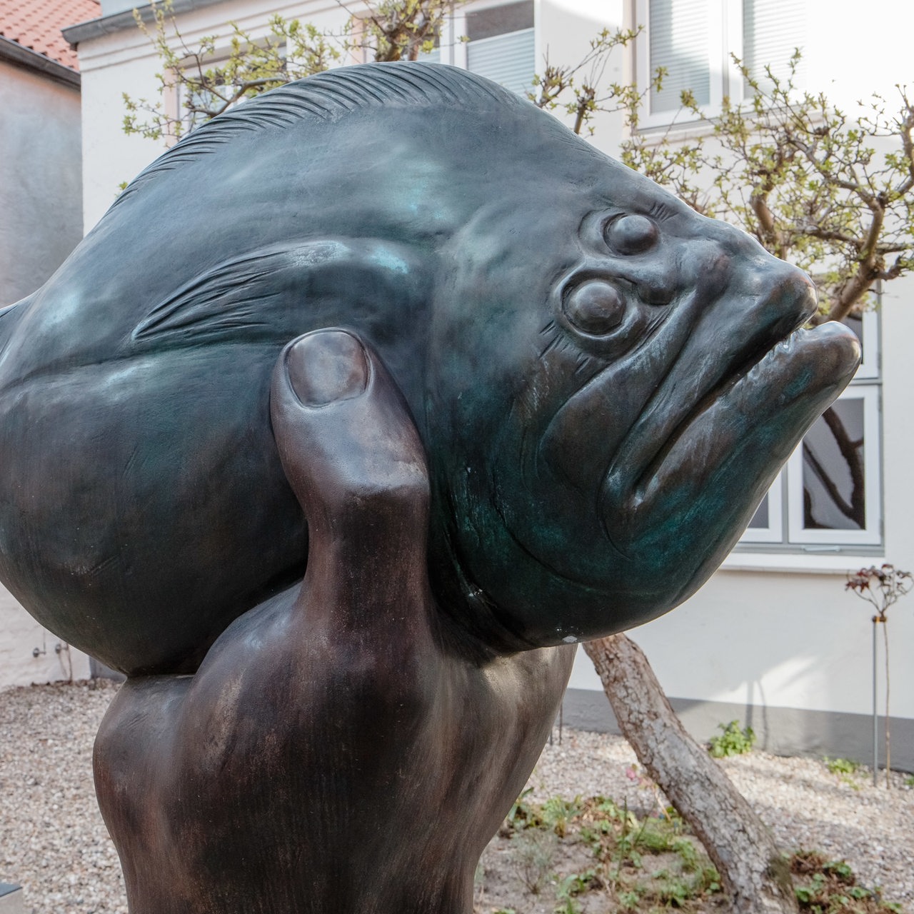 Die Skulptur "Butt im Griff" von Günter Grass ist in Lübeck (Schleswig-Holstein) im Innenhof des Günter-Grass-Haus zu sehen. 