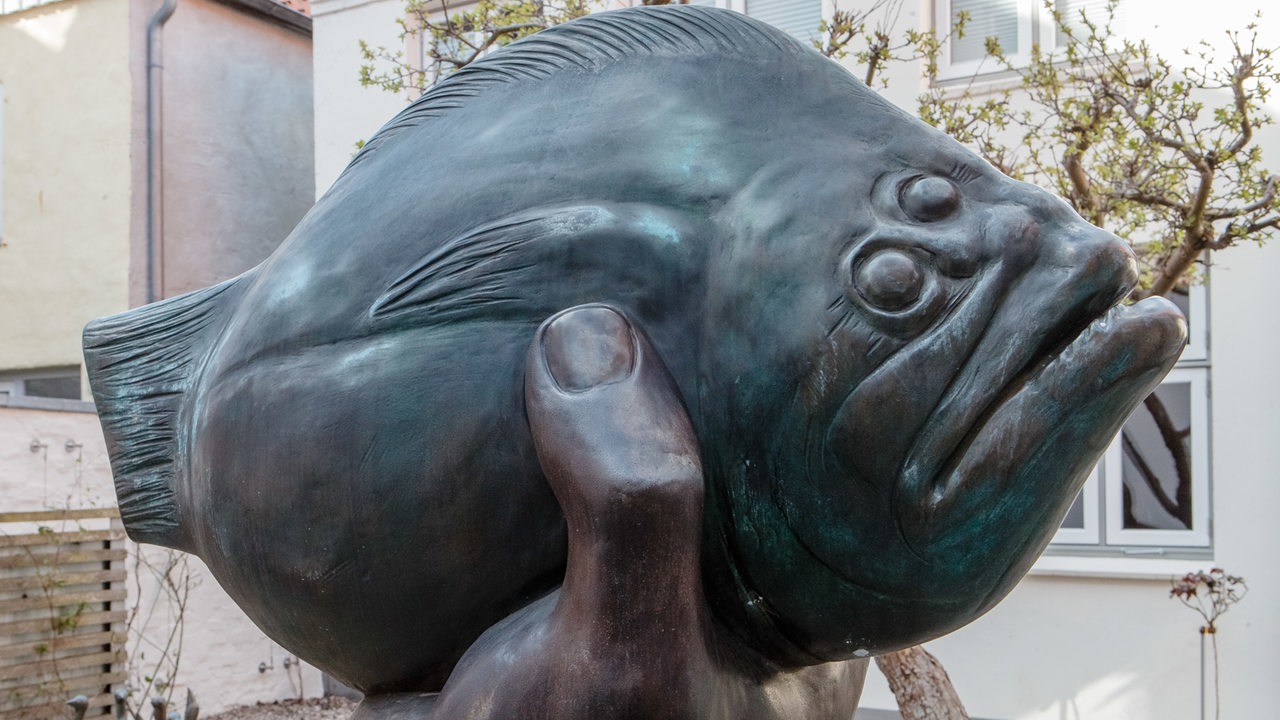 Die Skulptur "Butt im Griff" von Günter Grass ist in Lübeck (Schleswig-Holstein) im Innenhof des Günter-Grass-Haus zu sehen. 