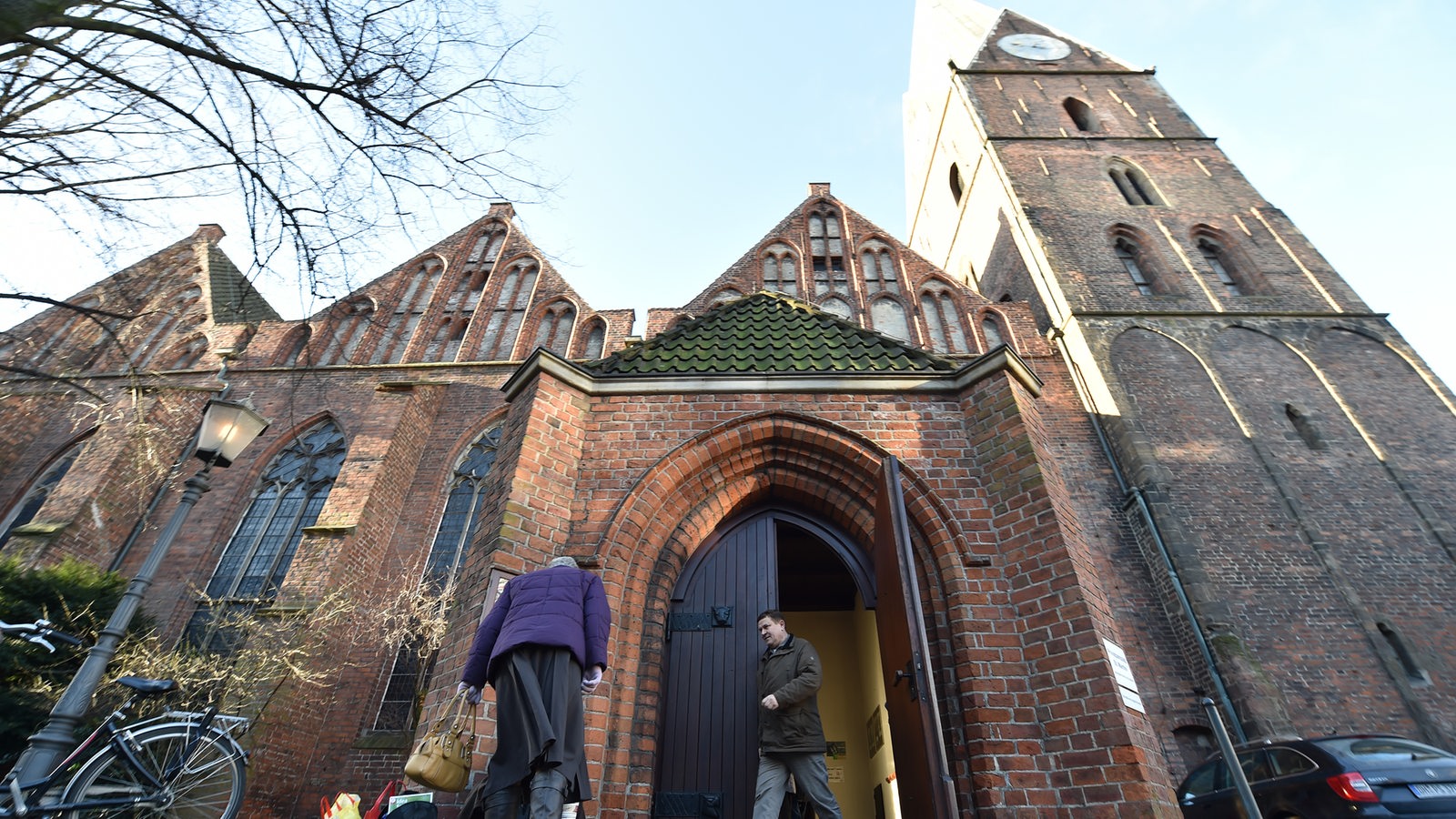 Teilnehmer des Gottesdienst in der Bremer St. Martini-Kirche gehen am 08.02.2015 in Bremen in die Kirche. 