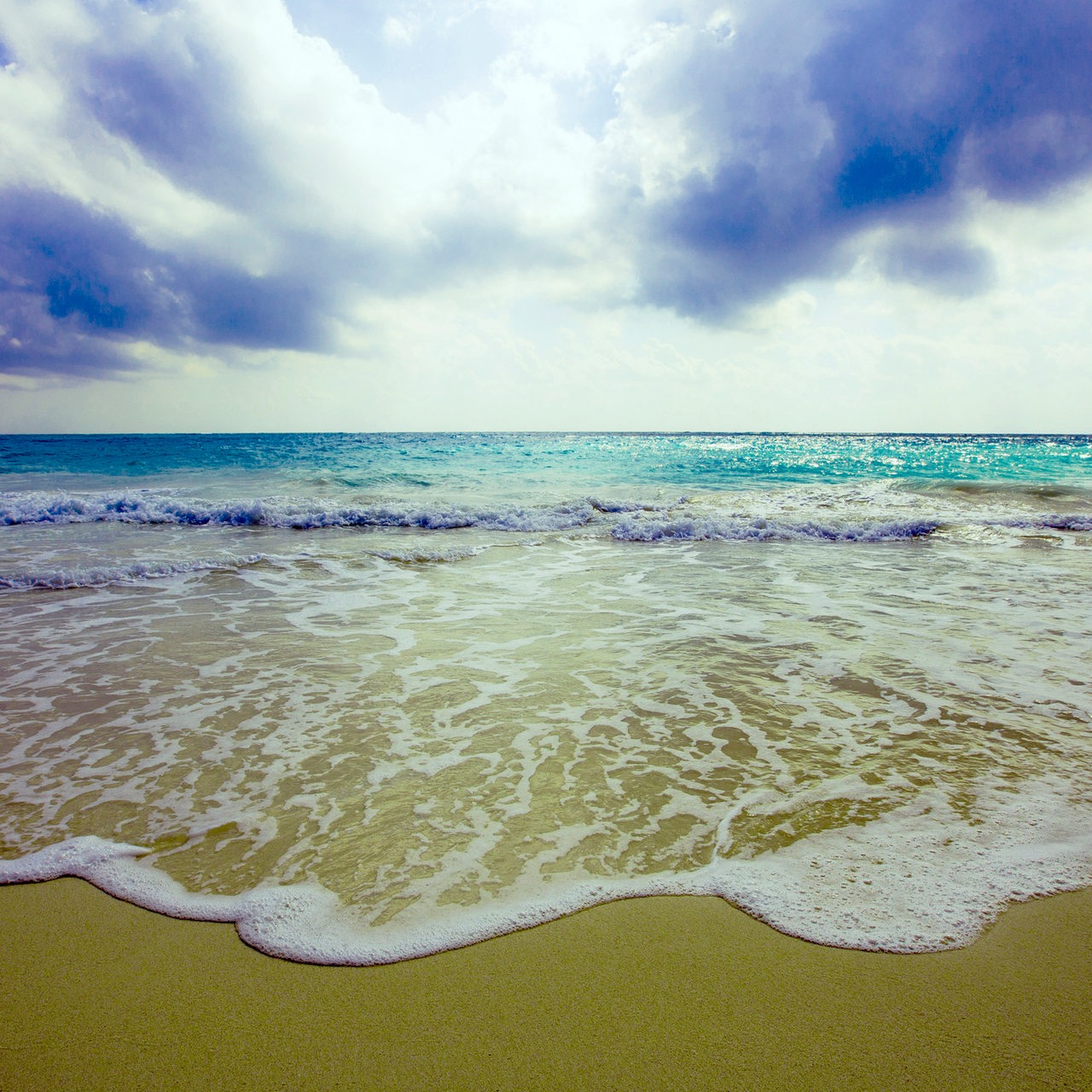 Wellen des Ozeans am sonnigen Strand.