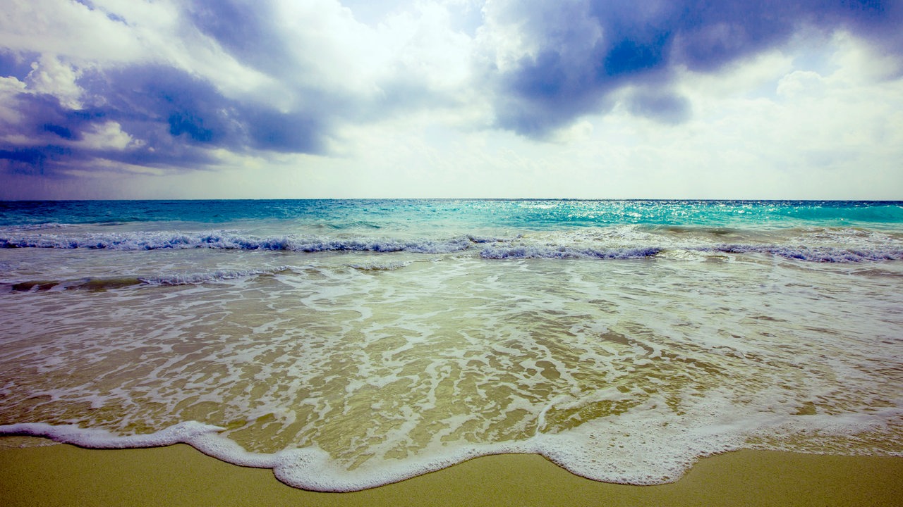 Wellen des Ozeans am sonnigen Strand.