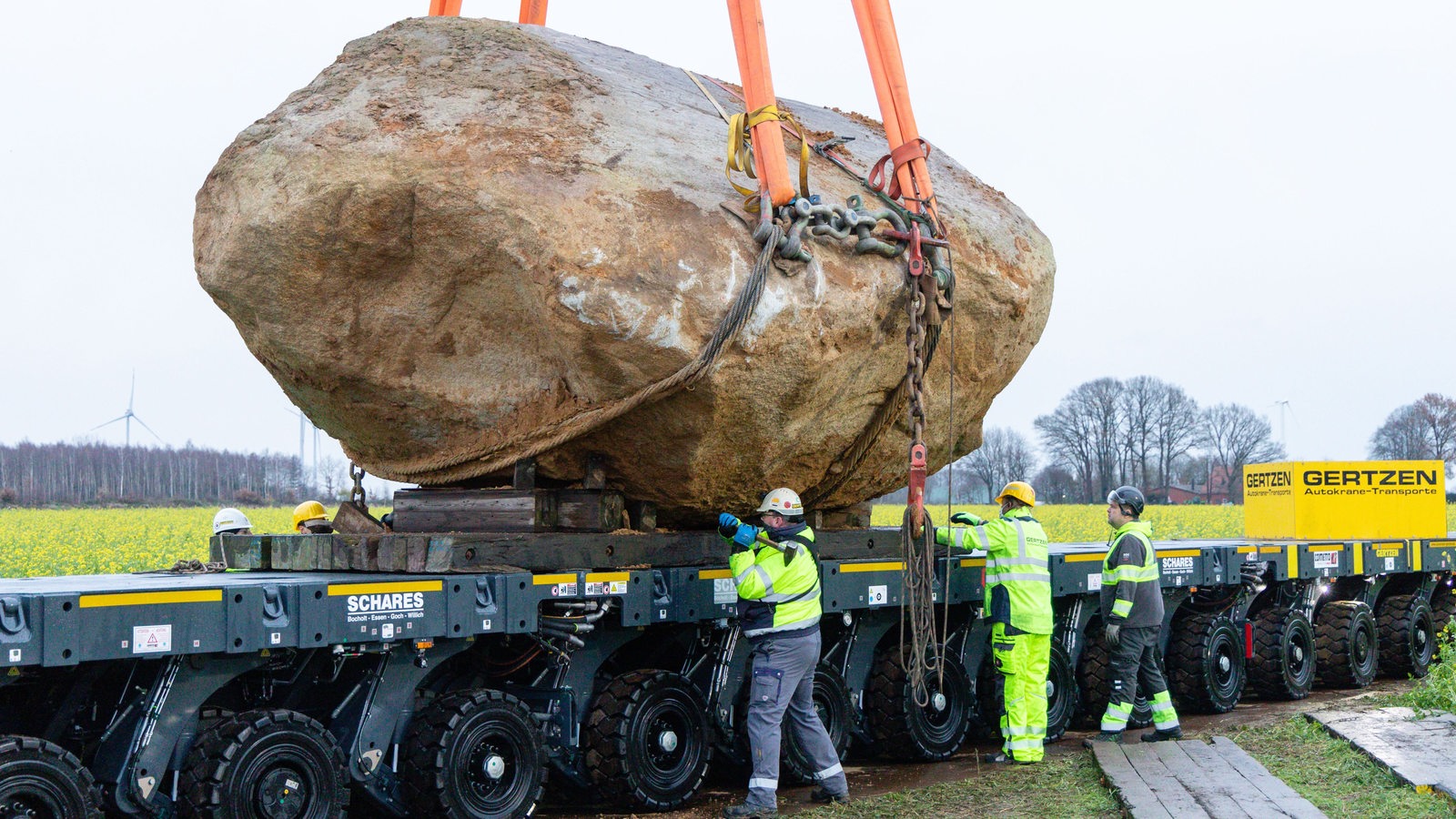 Ein 102,5 Tonnen schwerer Stein wird von einem 800 Tonnen Kran angehoben und auf einen Tieflader verladen. 