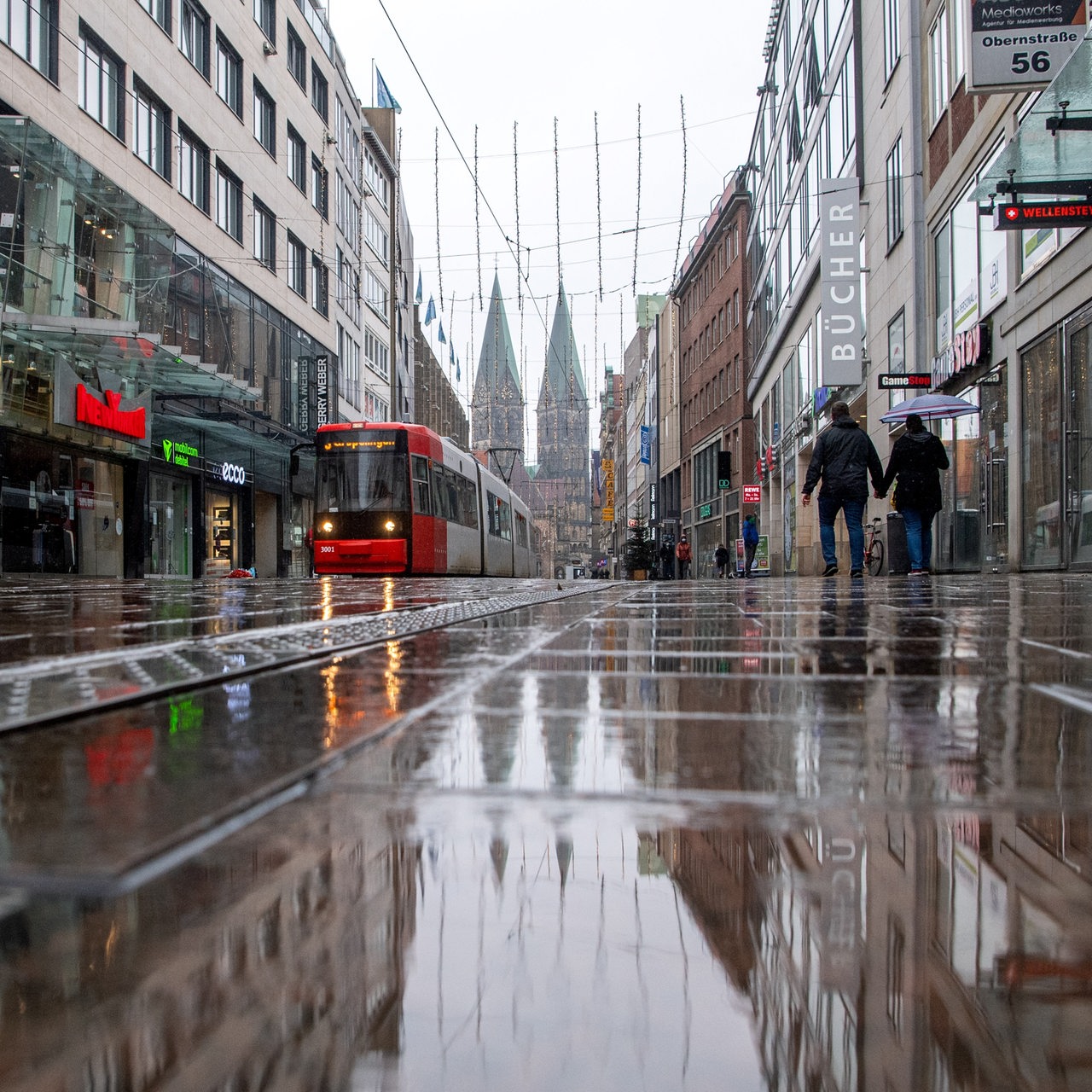 Nur wenige Menschen laufen am Nachmittag durch die Bremer  Innenstadt.