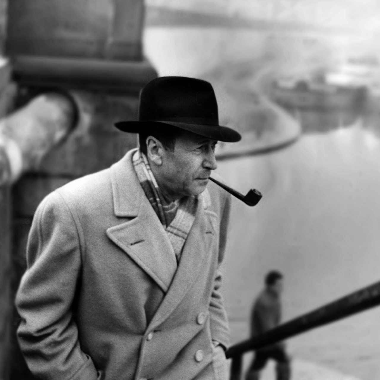 Georges Simenon mit Pfeife im Jahre 1957.