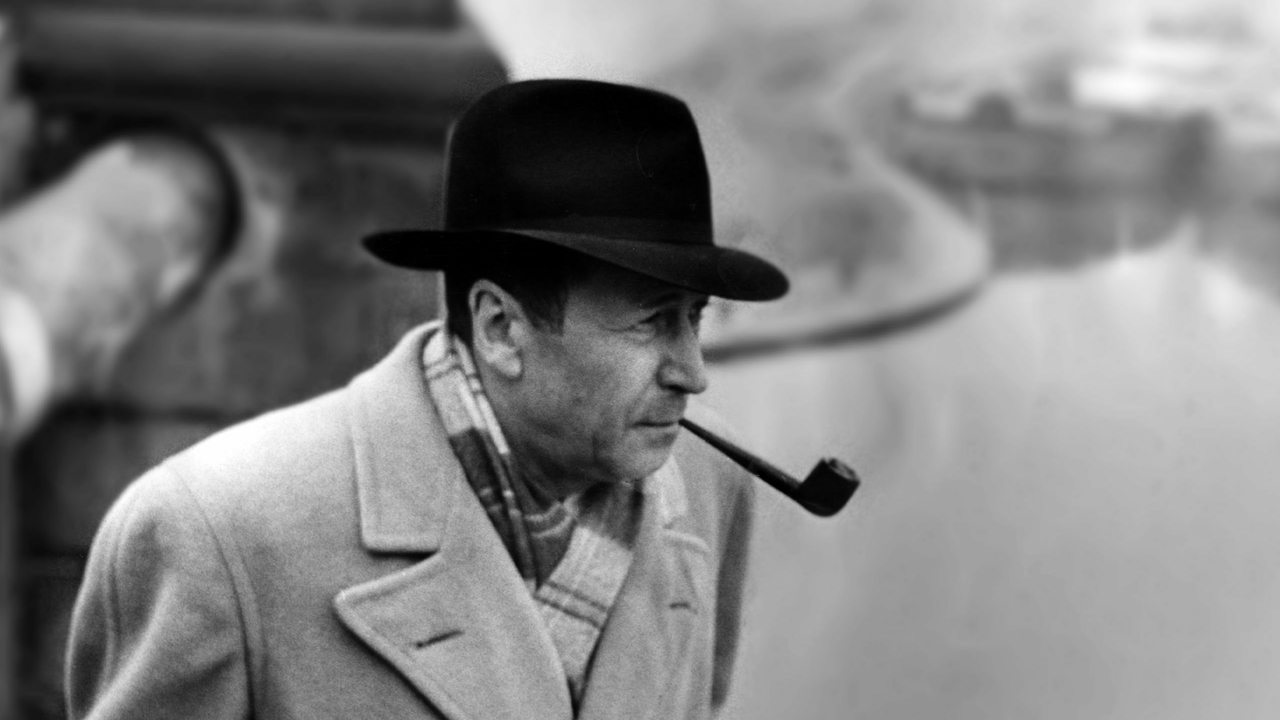 Georges Simenon mit Pfeife im Jahre 1957.