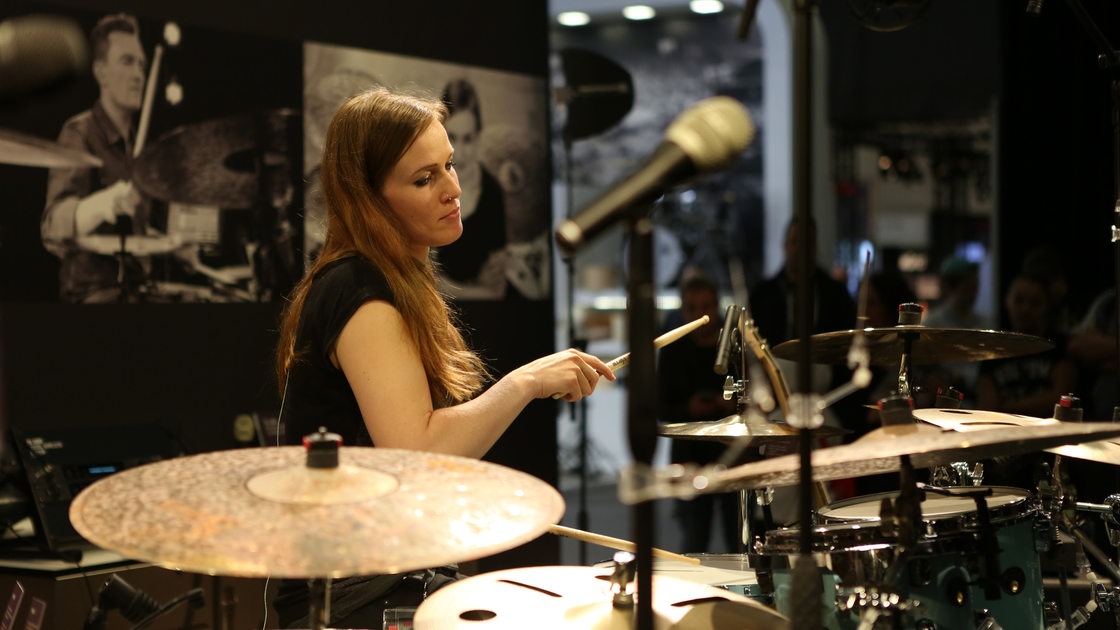 Schlagzeugerin Anika Nilles