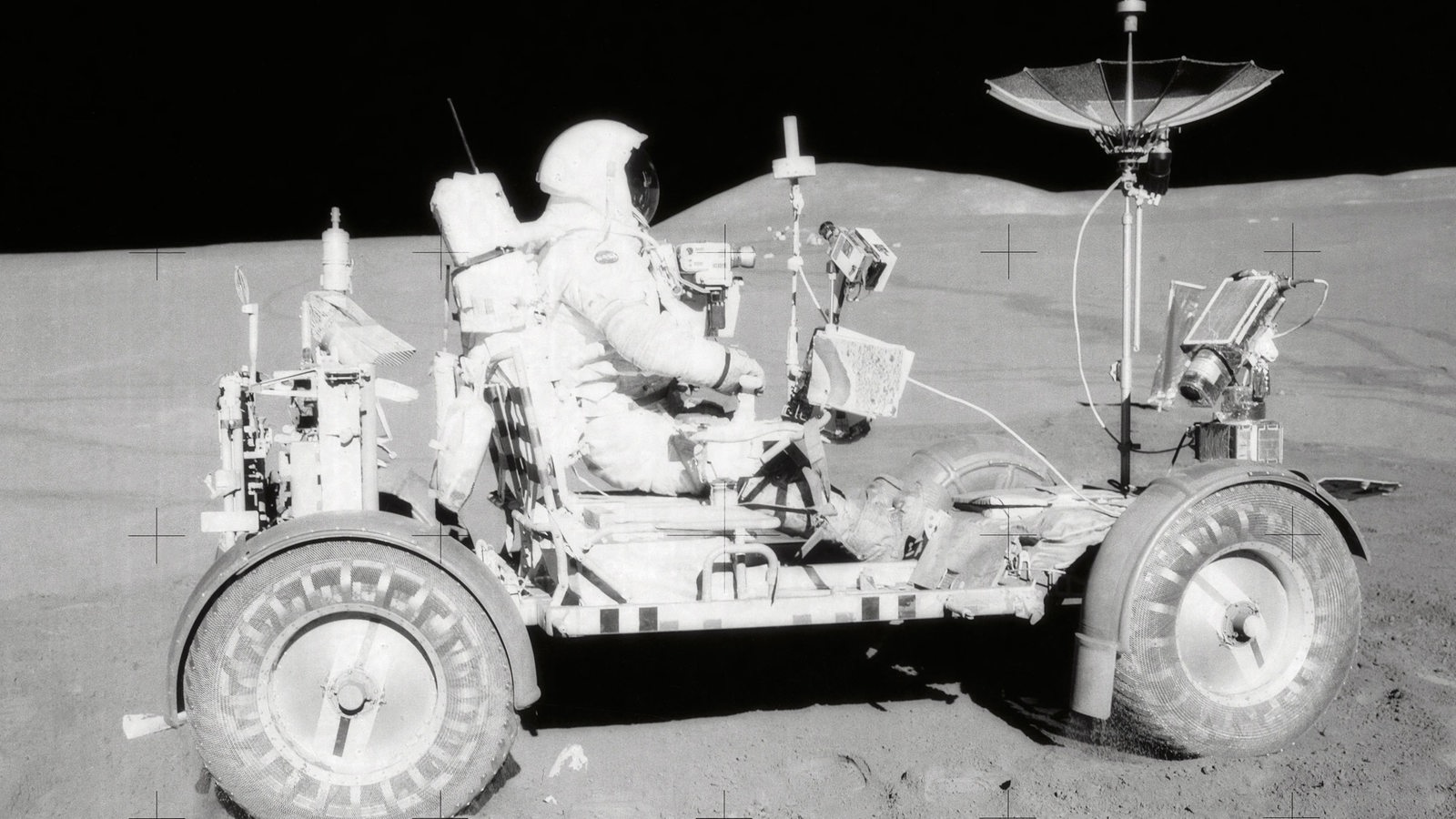 ein Astronaut in einem Raumfahrzeug auf dem Mond