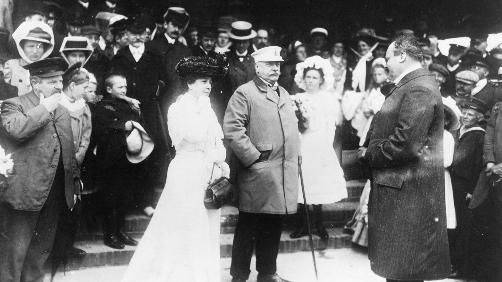 Begrüßung des Reichskanzlers Bernhard von Bülow und seiner Gattin bei der Ankunft zur alljährlichen Sommerfrische auf Norderney, um 1908