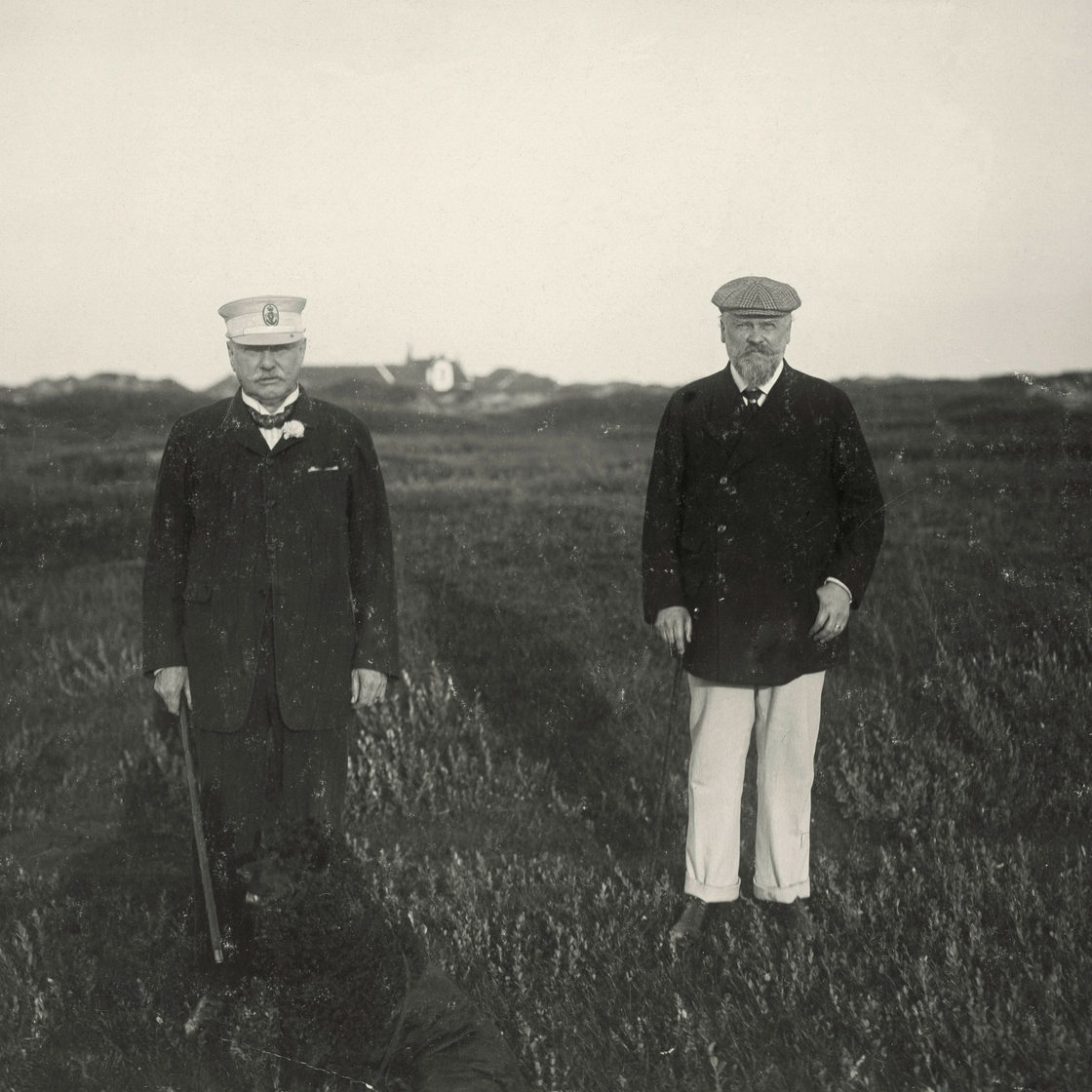 Fürst von Bülow mit seinem Bruder Alfred Victor auf der Strandpromenade in Norderney um 1910