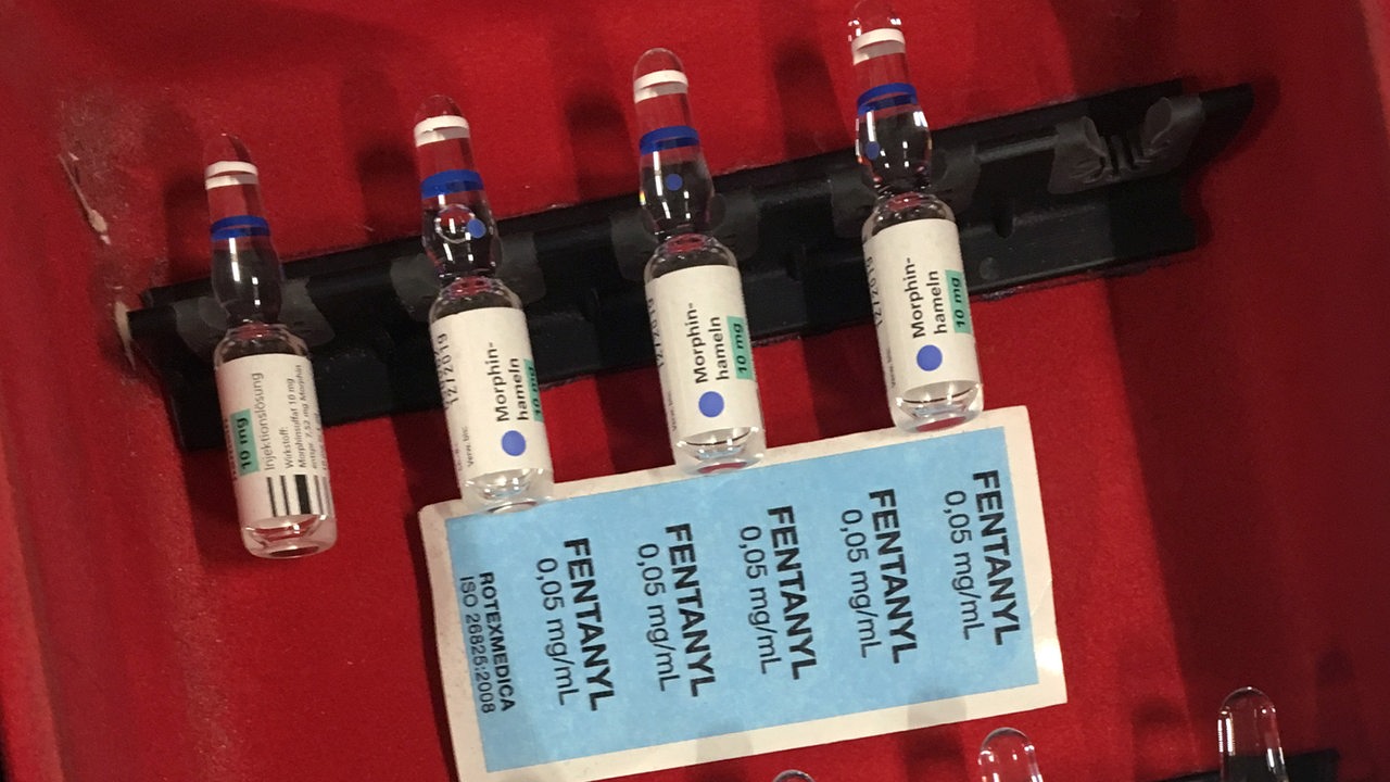 Ampullen mit Betäubungsmitteln wie Morphium, Piritramid/Dipidolor und Fentanyl in einer Rettungsbox eines Rettungswagens