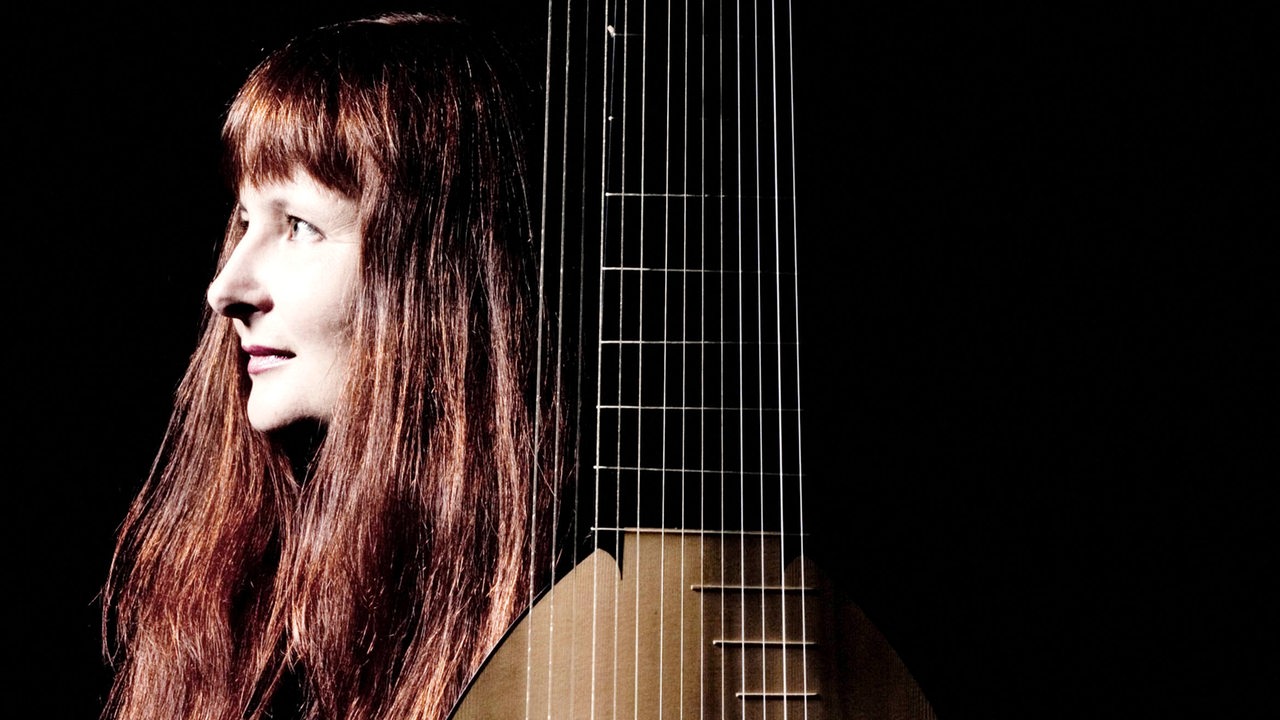 Die österreichische Musikerin Christina Pluhar sitzt hinter einer Erzlaute (Archivbild)