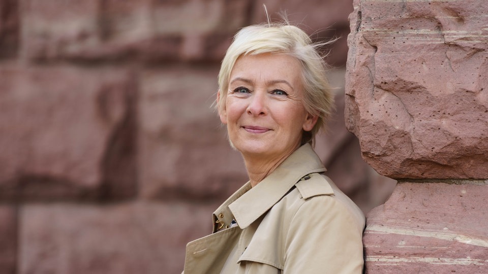 Dörte Hansen lehnt gegen eine Steinmauer (Archivbild)