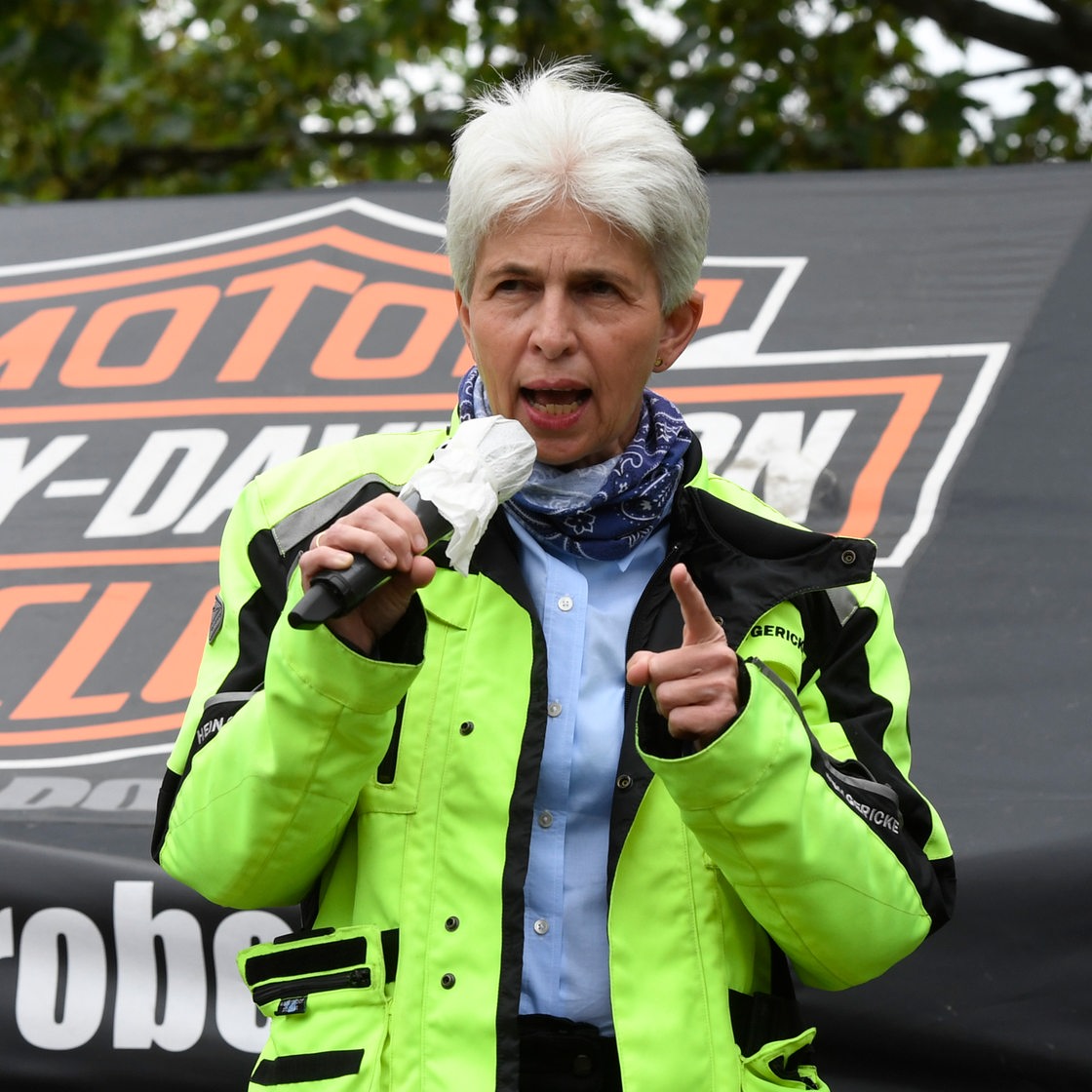 Die FDP-Bundestagsabgeordnete Marie-Agnes Strack-Zimmermann spricht zu mehreren tausend Motorradfahrern, die gegen ein generelles Fahrverbot von Motorrädern an bestimmten Tagen demonstrieren.