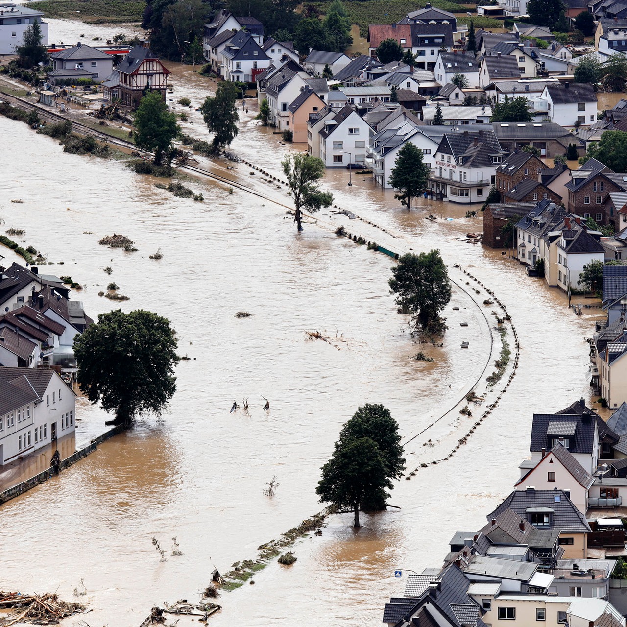 In der Eifel haben heftige Regenfälle und Dauerregen für Überschwemmungen und Überflutungen gesorgt. Im Ahrtal trat der Fluss vielerorts über die Ufer und überschwemmte nicht nur Keller sondern ganze Ortschaften. Im Bild der Ort Dernau (Landkreis Ahrweiler), der beinahe komplett von den Wassermassen geflutet wurde. 