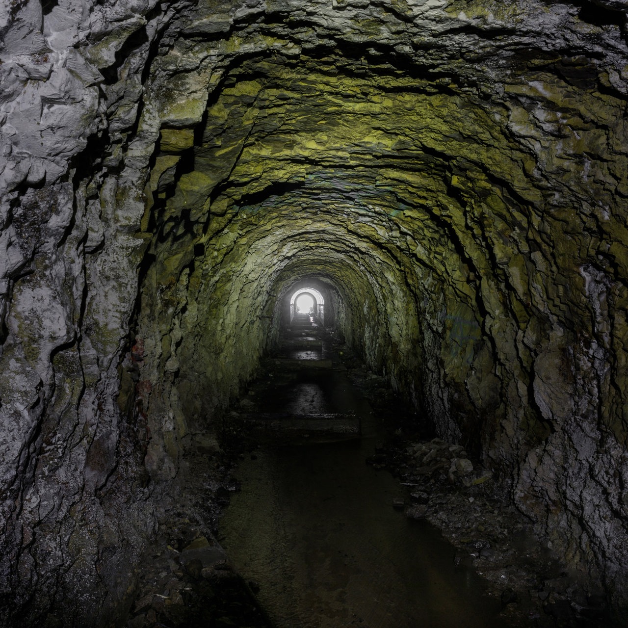 Eingang in eine Höhle (Symbolbild)