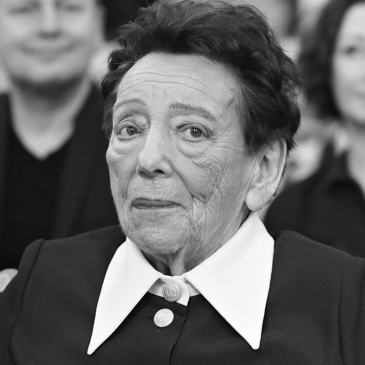 Schwarz-Weiß Aufnahme der kürzlich verstorbenen Holocaust Überlebenden Inge Deutschkron von 2018 bei der Verleihung der Ehrenbürgerwürde von Berlin