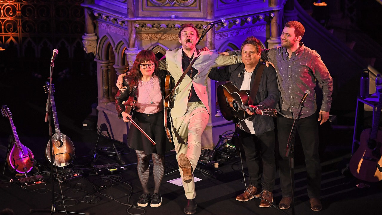 Sara Watkins, Chris Thile und Sean Watkins von Nickel Creek auf der Bühne 2023 in London