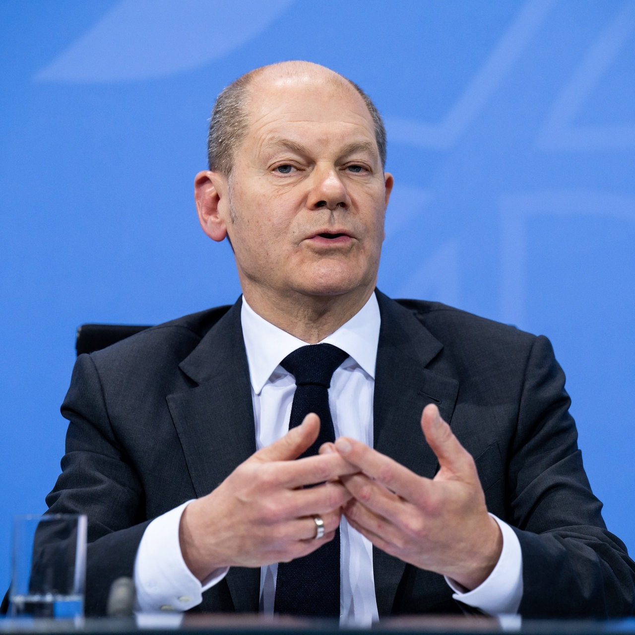 Bundeskanzler Olaf Scholz (SPD) äußert sich bei einer Pressekonferenz nach den Beratungen zur Corona-Pandemie zwischen der Bundesregierung und der Ministerpräsidentenkonferenz der Länder im Bundeskanzleramt.