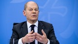 Bundeskanzler Olaf Scholz (SPD) äußert sich bei einer Pressekonferenz nach den Beratungen zur Corona-Pandemie zwischen der Bundesregierung und der Ministerpräsidentenkonferenz der Länder im Bundeskanzleramt.