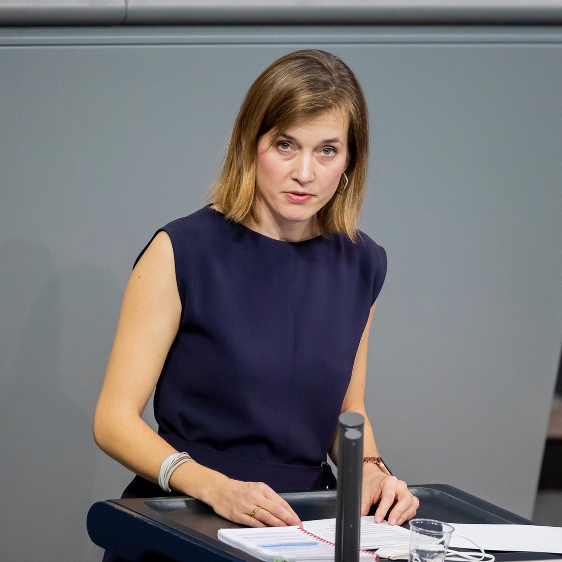 Siemtje Möller (SPD), Mitglied des Deutschen Bundestages, spricht bei einer Debatte im Bundestag