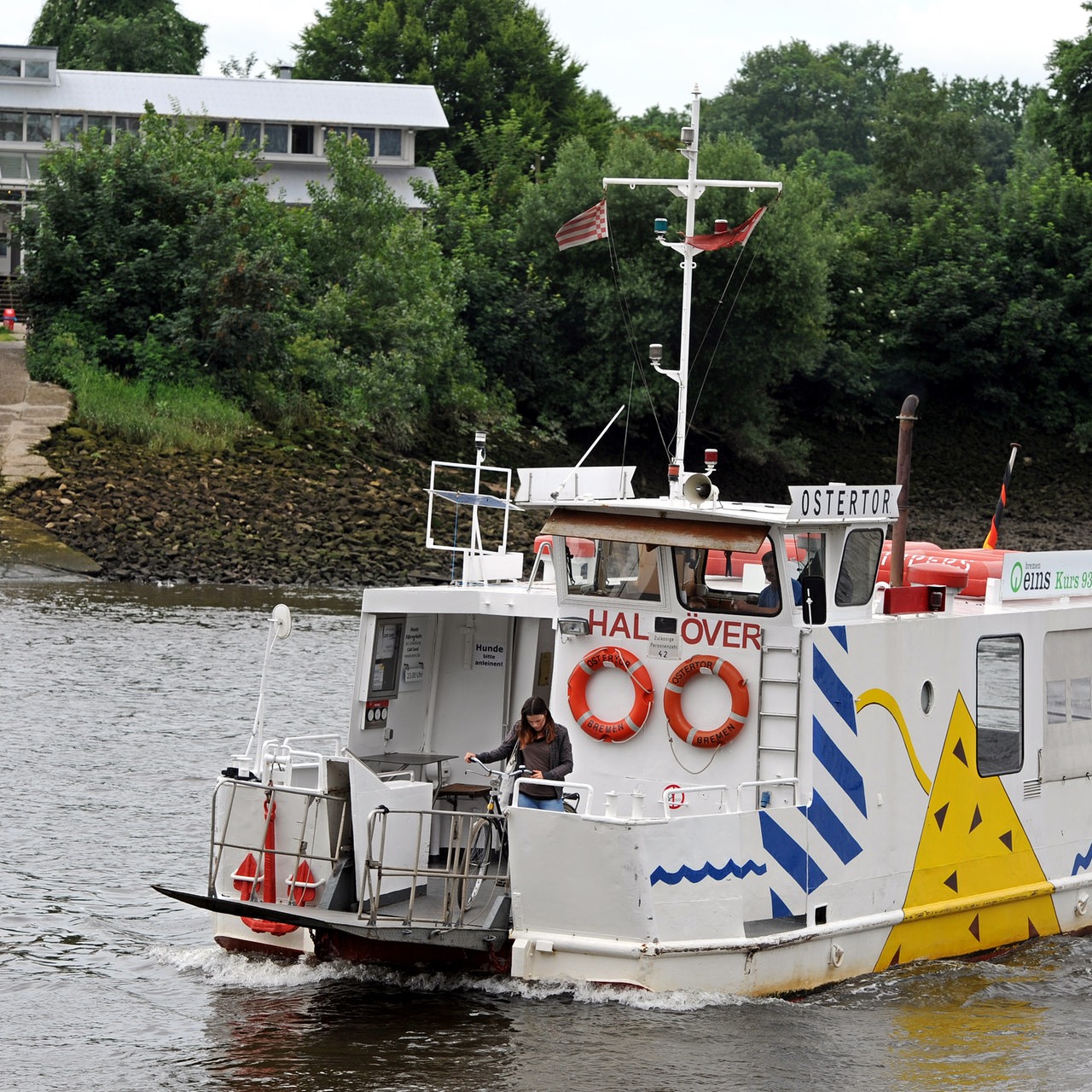 Die Fähre "Hal Över" überquert die Weser in Bremen (Archivbild)